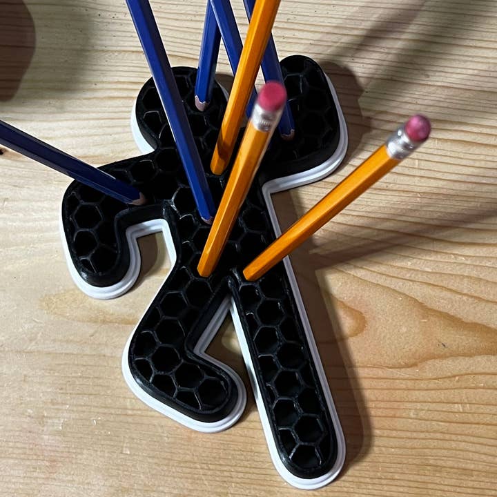 Kridt Outline Blyant Holder, Kridt Outline Pen Holder, 3D Trykt Blyant Holder, True Crime Gave for engroshandel hos C3DAR Design