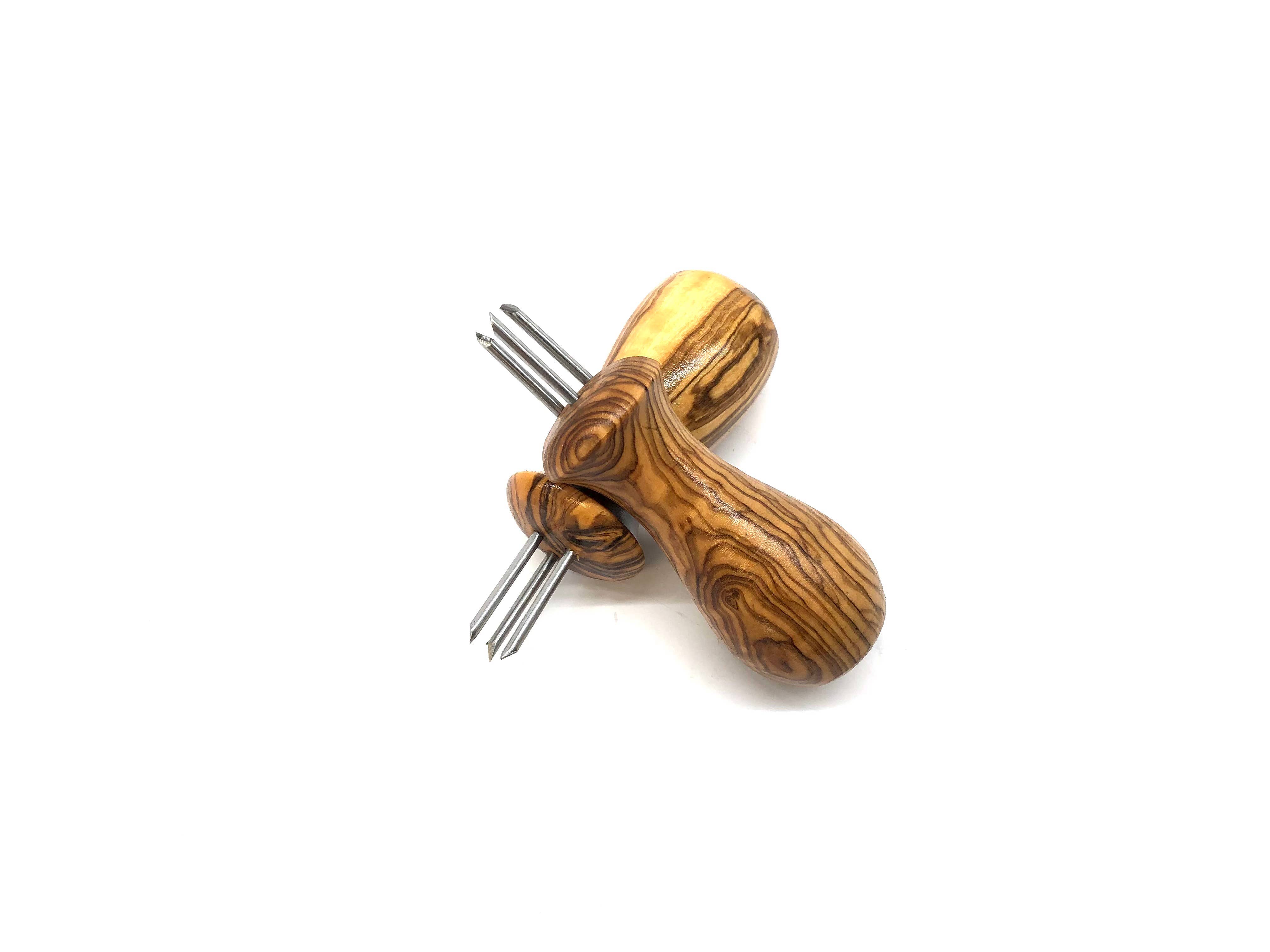 olivenholz-erleben – wholesale Köksverktyg/-pryl – Majskolvshållare med handtag av olivträ1