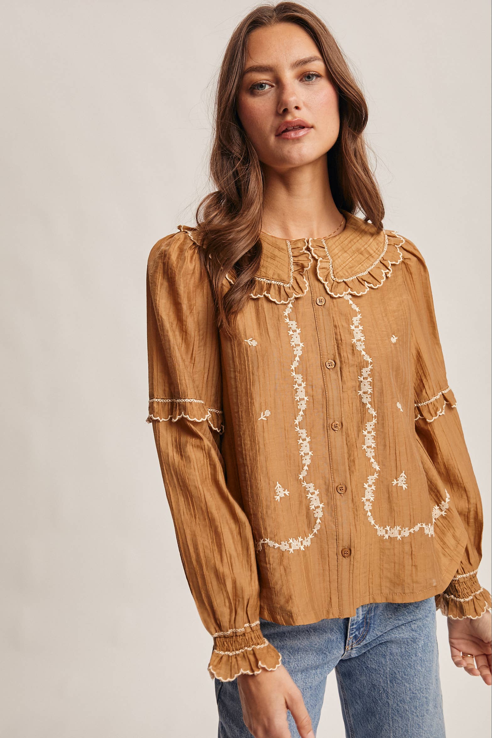 Forte – wholesale Blus - Dam – Broderad blus i bomull med volangkrage FT00036