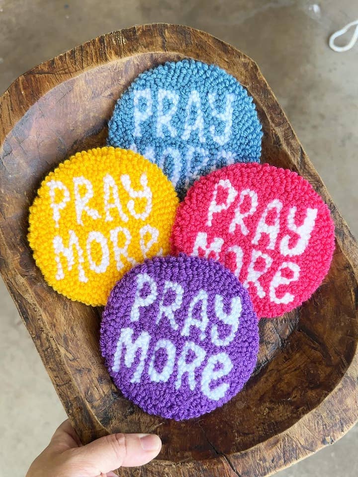 Reza Mais Base de Copos para Secretária em Punch Needle por atacado de Bless Your Cottons