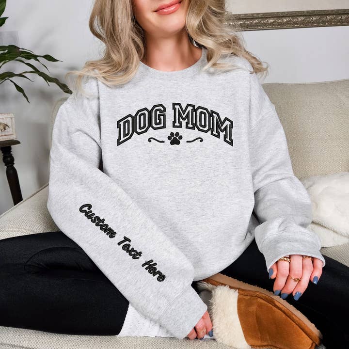 One Nine – Sweatshirt - Mulher por atacado – Camisolas personalizadas com bordado Dog Mom, Texto Personalizado na Manga