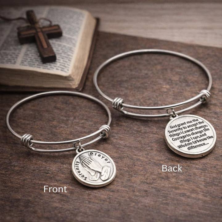Bracelet de prière de la sérénité Bijoux de foi Cadeau de rétablissement Charm plaqué argent Bracelet extensible en acier inoxydable pour la vente par JKCE Designs