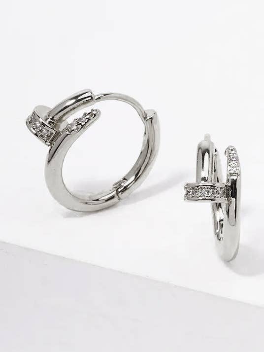 14K vergoldete CZ-Pavé 15mm Nagel-Huggie-Creolen für den Großhandel von Wild Honey