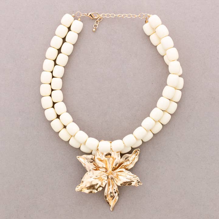 Collier Double Perles Résine Pendentif Fleur Métal pour la vente par Sonata