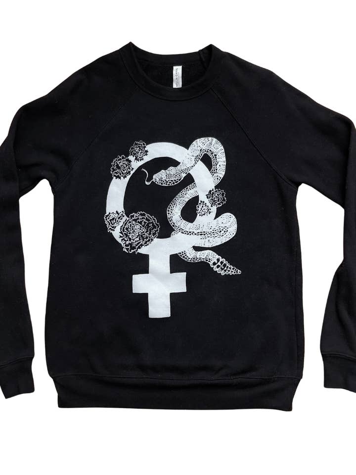 Felpa Divinity in nero per la vendita all'ingrosso da parte di Girl Gang Craft
