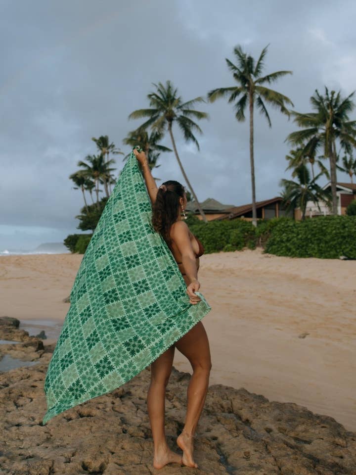 Pareo Trapuntato Verde per la vendita all'ingrosso da parte di Revel Sun Hawai'i