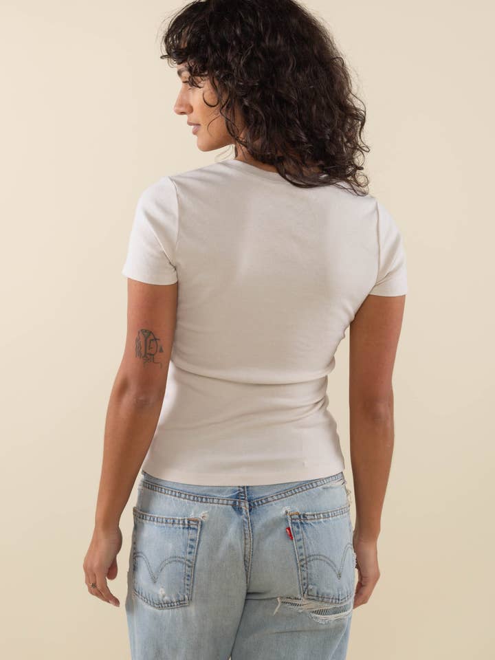 NLT – T-shirt – Mulher por atacado – Camiseta básica feminina NLT em malha canelada 1x1, tingida, comprimento regular7