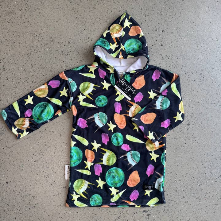 TOALHA COM CAPUZ ATÉ AO INFINITO E MAIS ALÉM por atacado de Daycare Swaggies