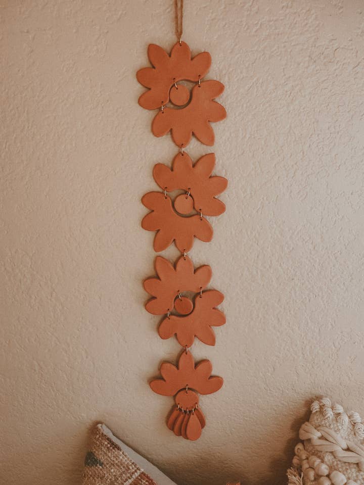 Appendiabiti da parete in terracotta con motivo floreale boho per la vendita all'ingrosso da parte di Rooted Reverie