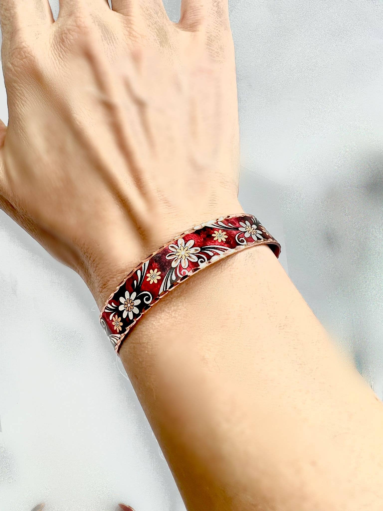 COPPER ARTS INC. - Venta al por mayor Pulseras tipo brazalete - BNF 05 Pulsera de diseño estrecho y delgado con flor roja2