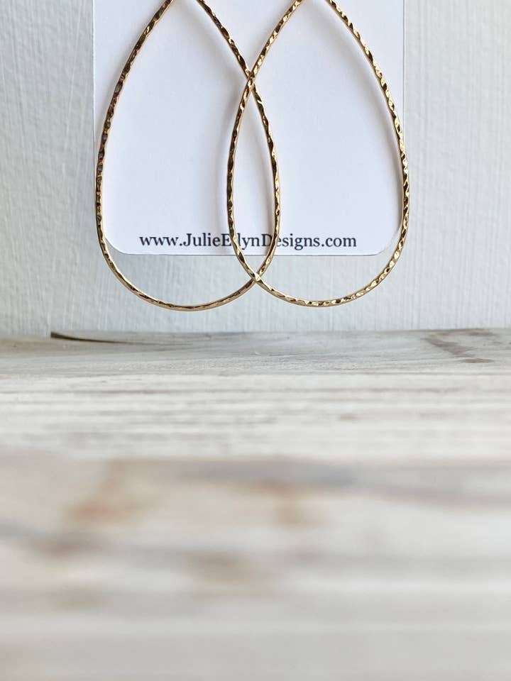 Grandes larmes ouvertes en or martelé pour la vente par Julie Ellyn Designs