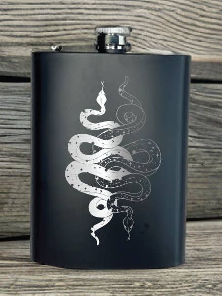 Fiaschetta a forma di serpente in acciaio inossidabile da 8 once con incisione a forma di strega per la vendita all'ingrosso da parte di Three Witches Tea Shop