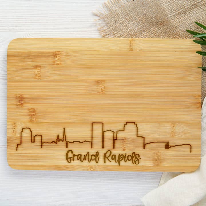 Grand Rapids indgraveret bambus skærebræt for engroshandel hos The Trendy Traveler