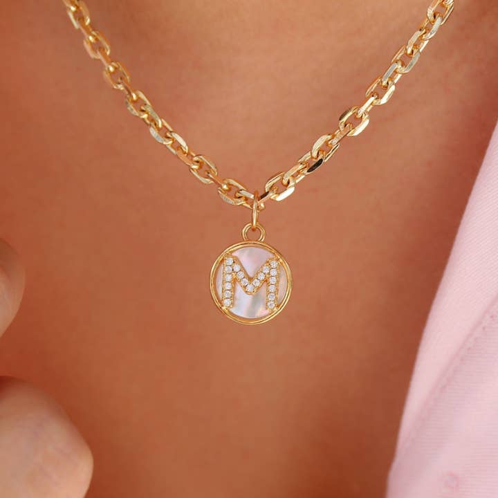 Collier avec lettre initiale en nacre dorée pour la vente par The Views & Co