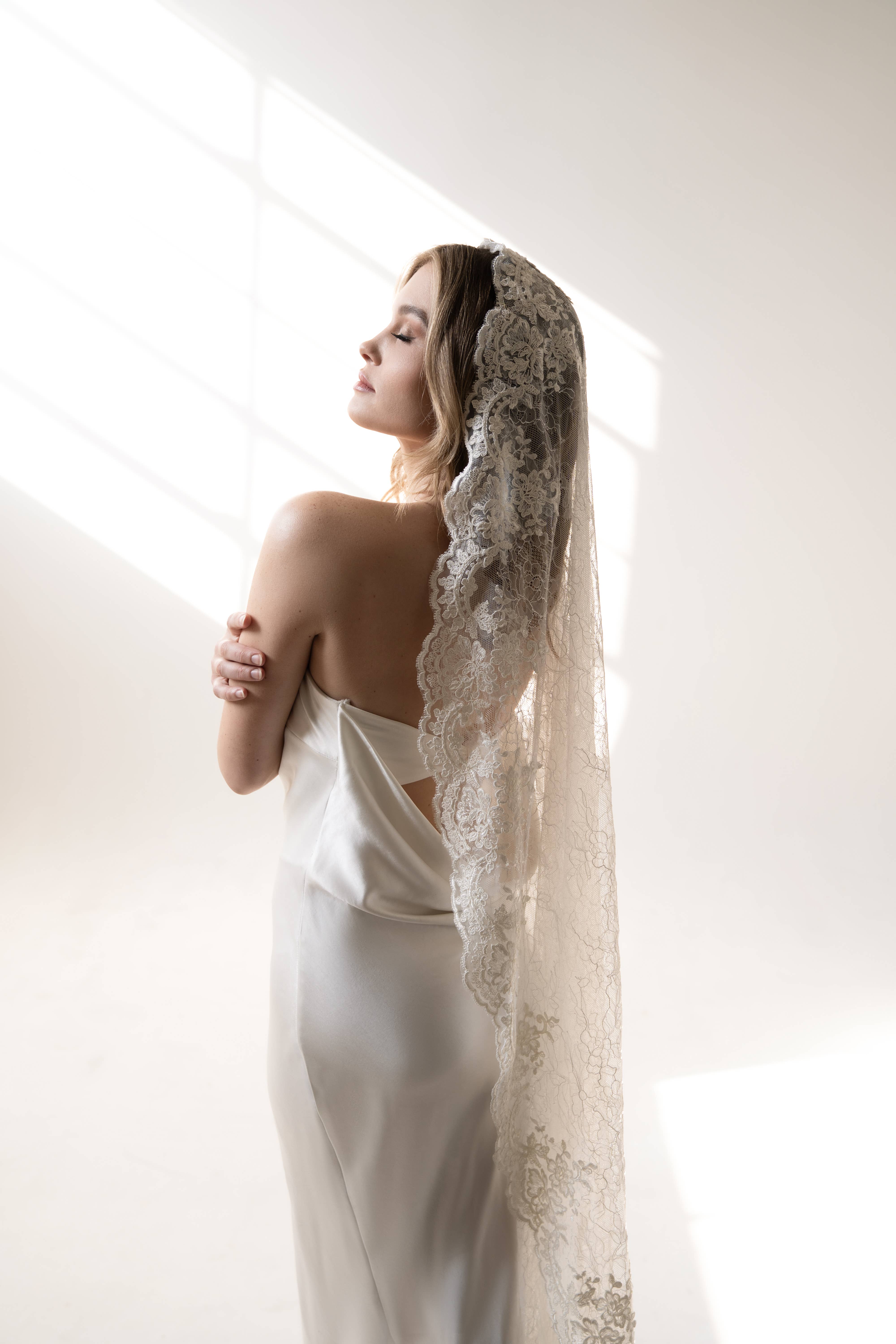 Heirloom Bridal Company – Großhandel Schleier – Damen – FW25-022 Schleier Luciana Mantilla-Stil mit Chantilly- und Alençon-Spitze1