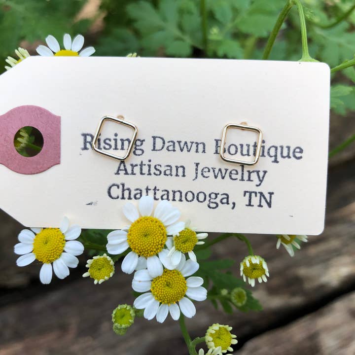 Echte goldgefüllte quadratische Ohrstecker für den Großhandel von Rising Dawn Boutique