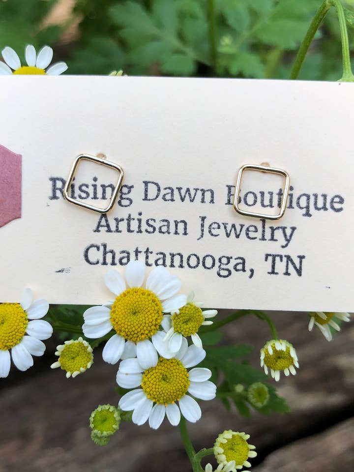 Ægte guldfyldte firkantede studs for engroshandel hos Rising Dawn Boutique