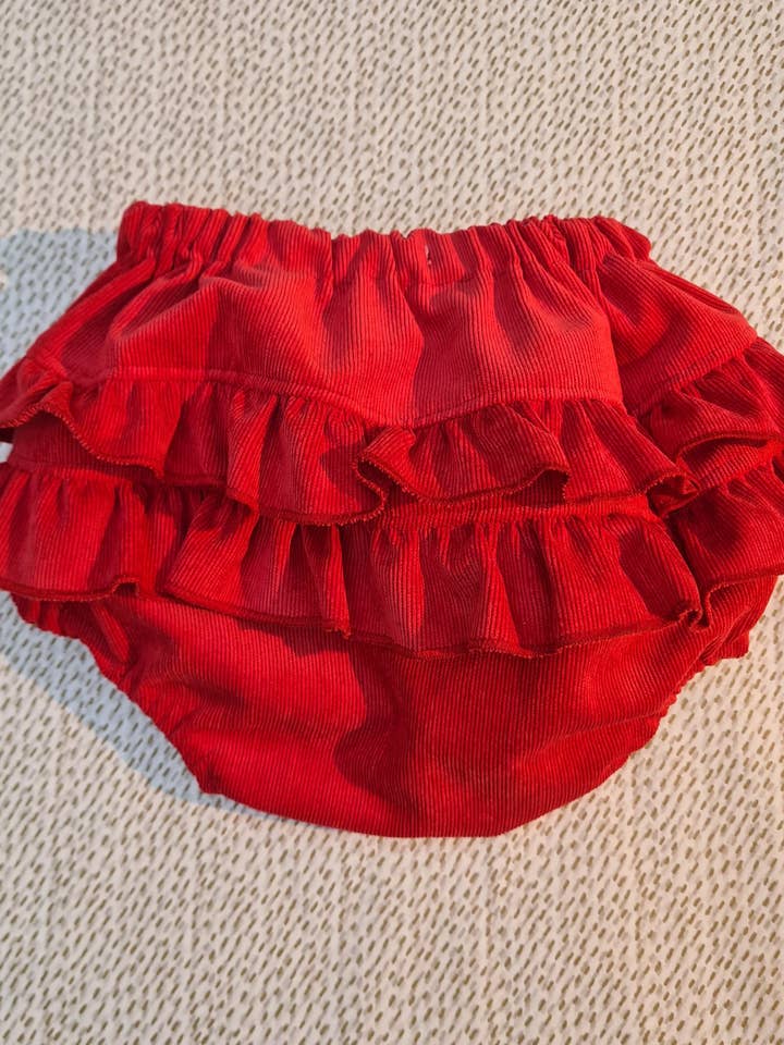Bloomers rouges à volants en cordon fin pour la vente par Dainty Bear