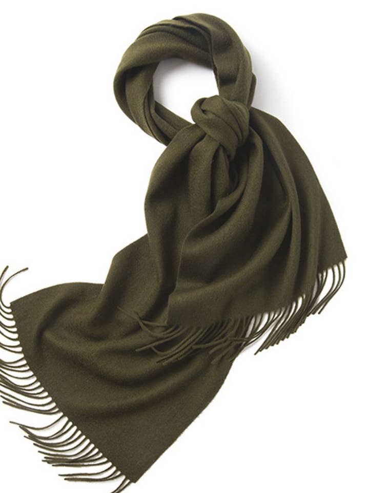 Écharpe en laine d'agneau tissée unie vert olive pour la vente par Hommard