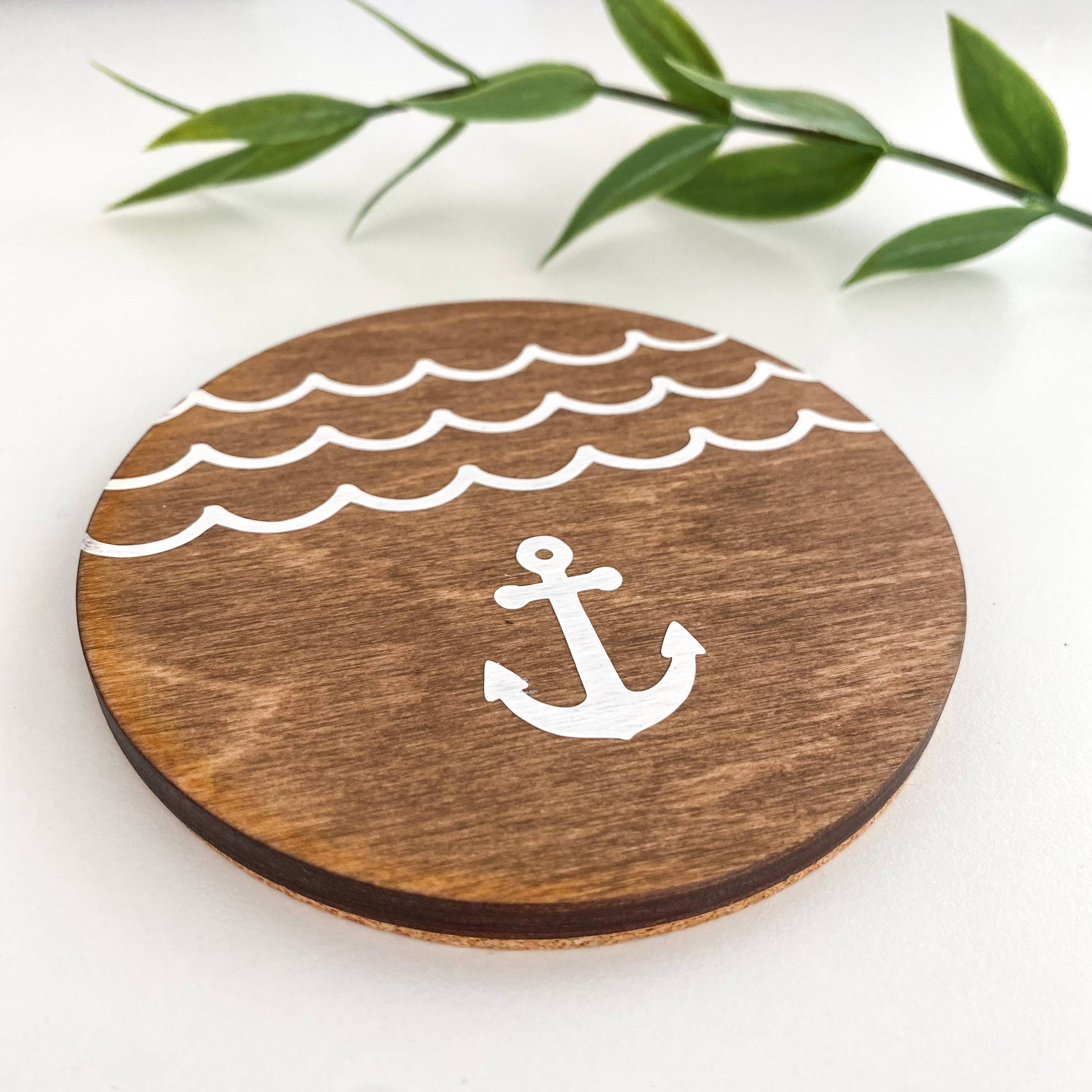 Hometown Hello – Base de copos por atacado – Base de Copo Onda e Âncora | Base de Copo Redonda de Madeira com Fundo de Cortiça3