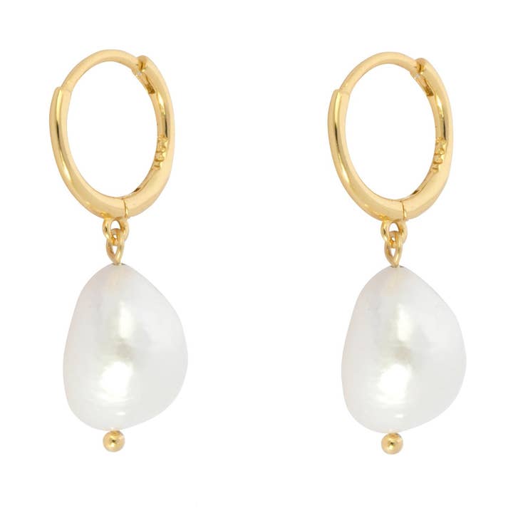 Pearl Drop Huggie Hoops för wholesale av Gold Trip