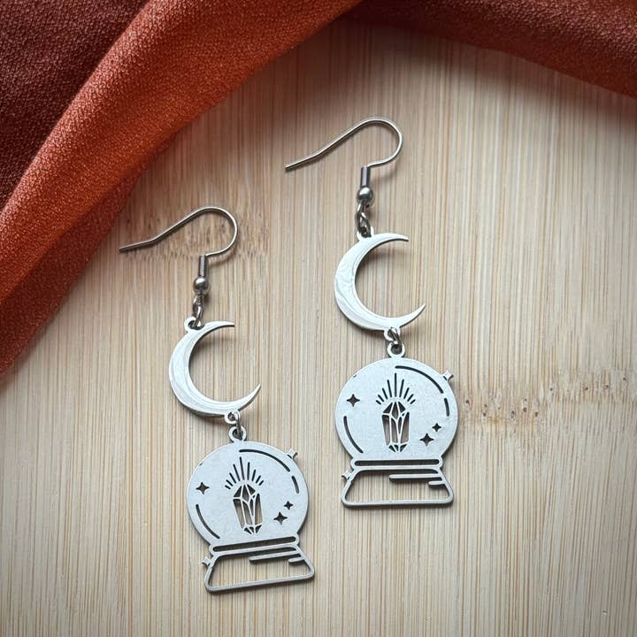 Zilveren heksenmaan‑oorbellen met kristallen bol voor wholesale door Monstera Earrings