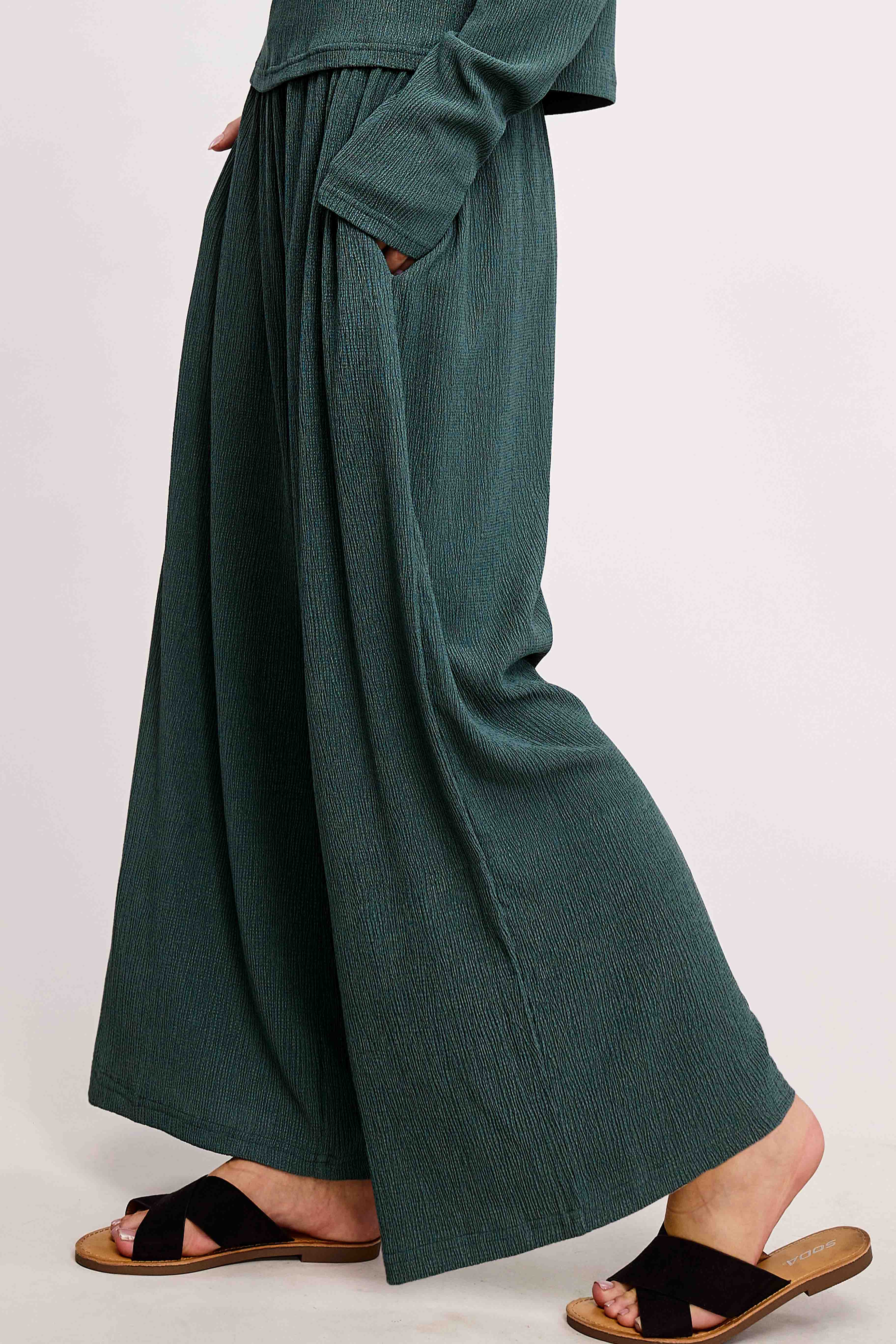 La Miel – Großhandel Loungewear-Set – Damen – La Miel Relax-Set aus dehnbarem, gekrepptem Stoff mit lockerem Sitz8