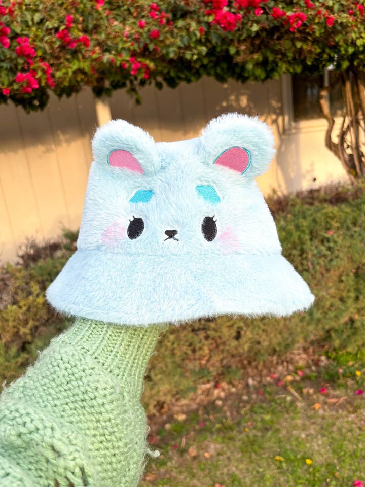 Chapeau seau Nube l'ours bleu pour la vente par Basura Gang