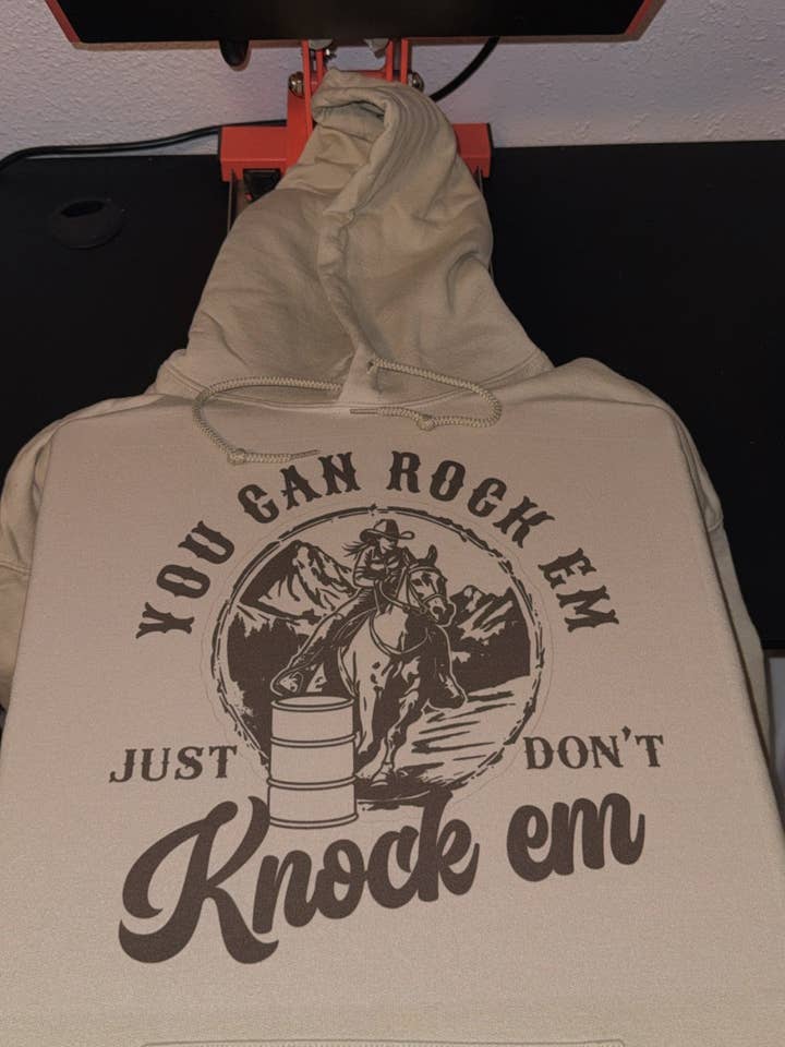 Ne les critique pas. pour la vente par Rustic Revival Boutique