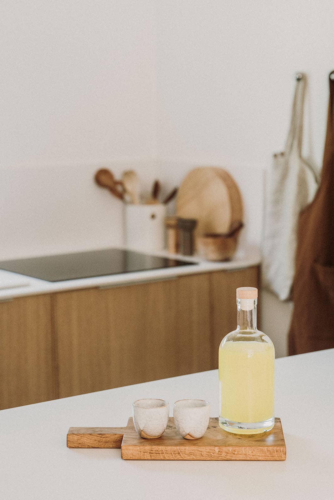 So At Nature – wholesale Milk/juice bottle – Glass Kitchen Bottle with Wooden Lid 750ml - So At Nature1