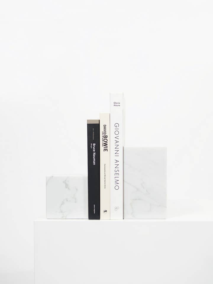 Serre-livres asymétriques en marbre Bianco Carrara pour la vente par Black Sheep (White Light)