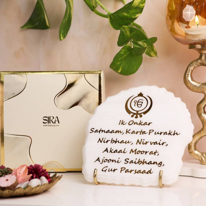 Assiette en pierre Ik Onkar Mool Mantra - Texte anglais pour la vente par Sira Living LLC