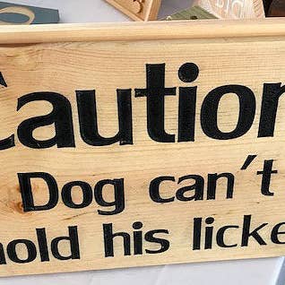 Attention : Chien ne peut pas retenir sa langue - Panneau d'avertissement humoristique en bois pour les amoureux des chiens, pour la maison, le jardin ou la clôture. pour la vente par Huckleberry Concepts