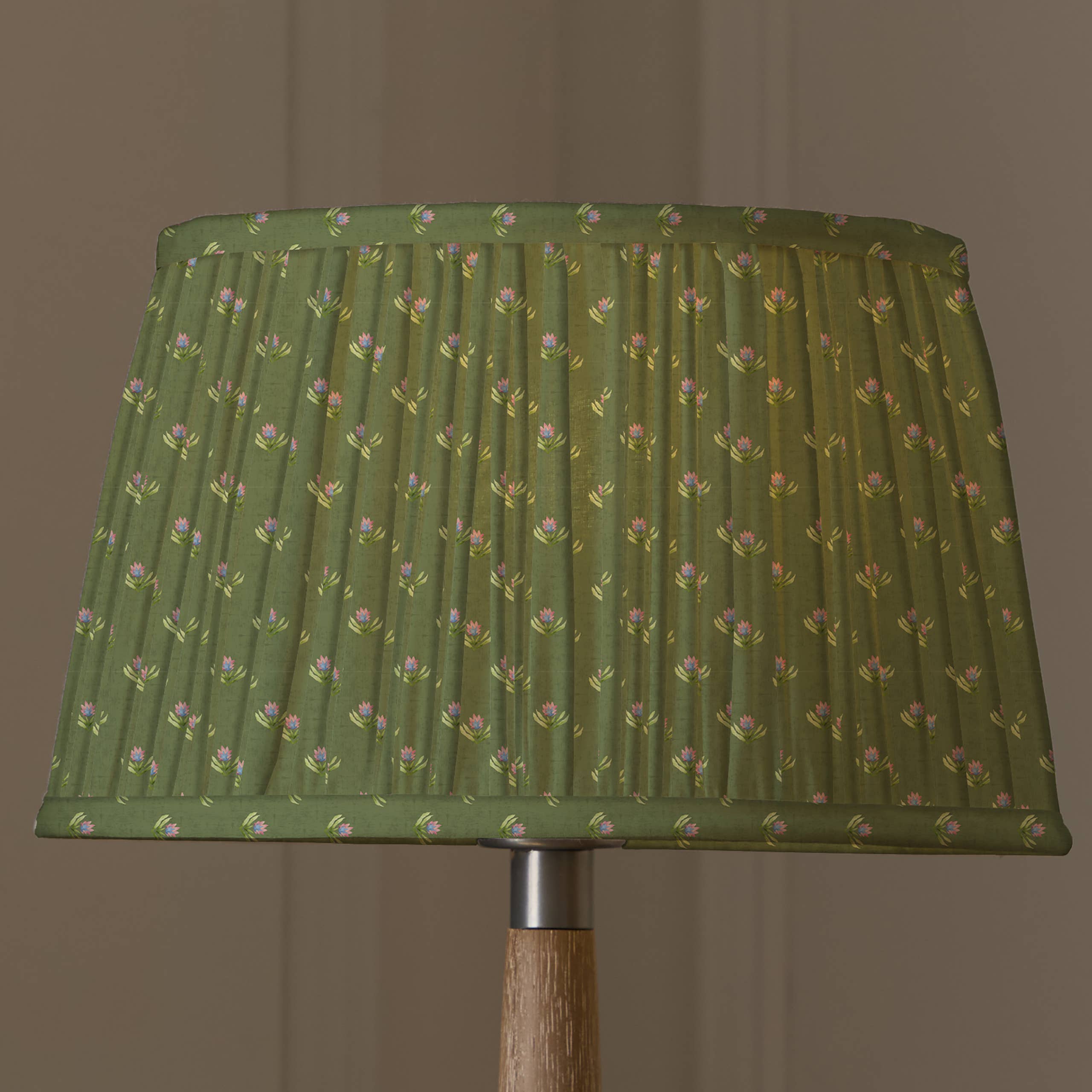 Salvia Pantalla de lámpara cónica plisada Raja, color salvia de venta al por mayor en Faire1