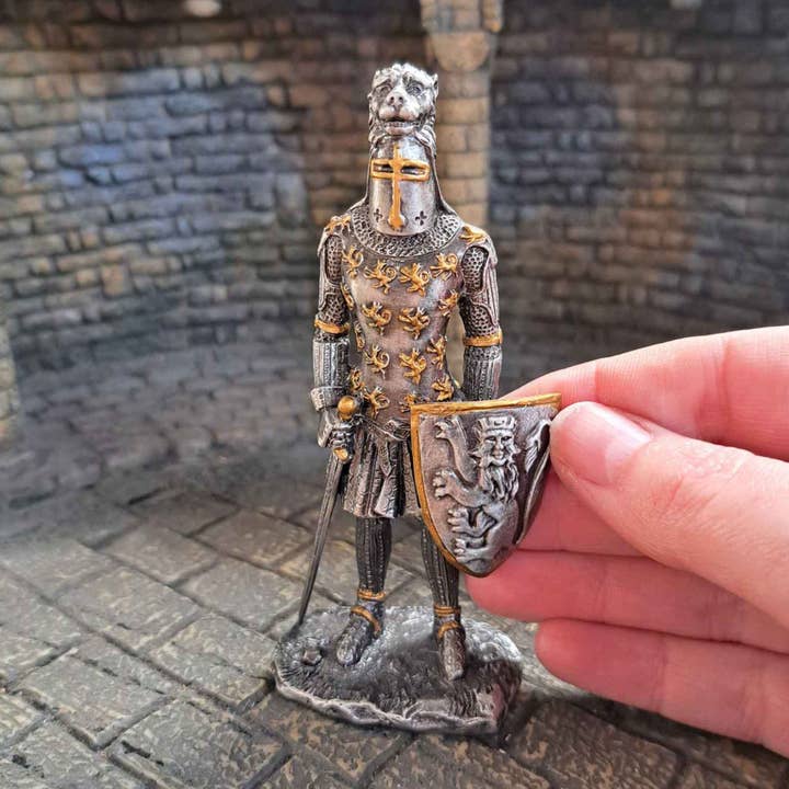 Timeline Gifts Ltd - Venta al por mayor Figura decorativa - Estatuilla de Caballero de Metal Sólido - Casco con Cresta de León del Siglo XIII