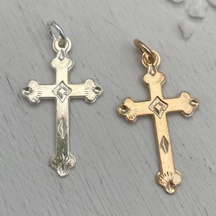 Charm Croce Grande per la vendita all'ingrosso da parte di Isabelle Grace Jewelry