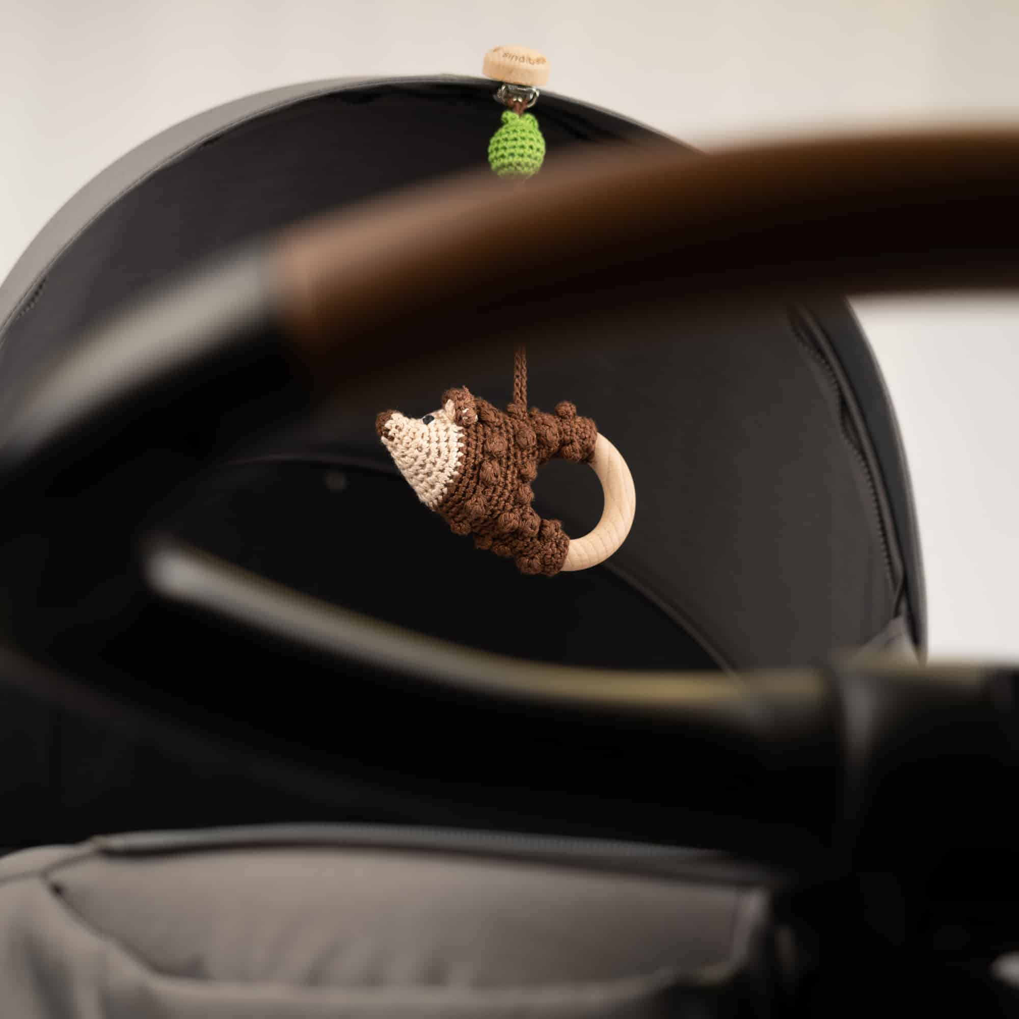 SindiBaba – Großhandel Klassisches Spielzeug – Kinder – Gehäkelter Spielbogen-Anhänger Igel HARRY7