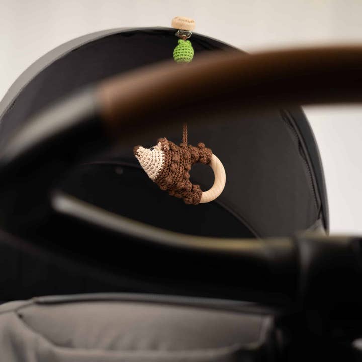 SindiBaba – Großhandel Klassisches Spielzeug – Kinder – Gehäkelter Spielbogen-Anhänger Igel HARRY7