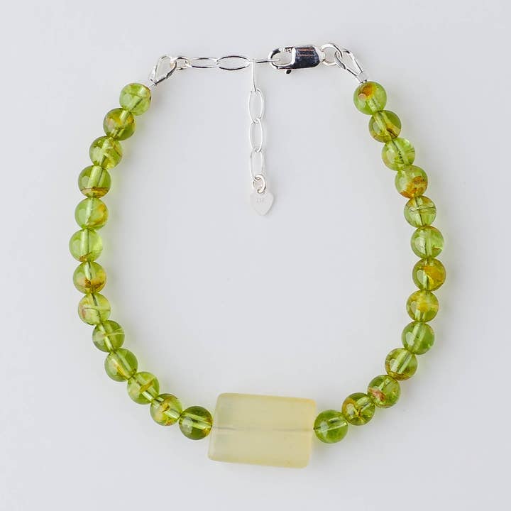 Bracciale Unico Fatto a Mano in Peridoto e Giada – Gioielli Curativi Regolabili in Argento Sterling di LoveGem Studio per la vendita all'ingrosso da parte di LoveGem Studio LLC