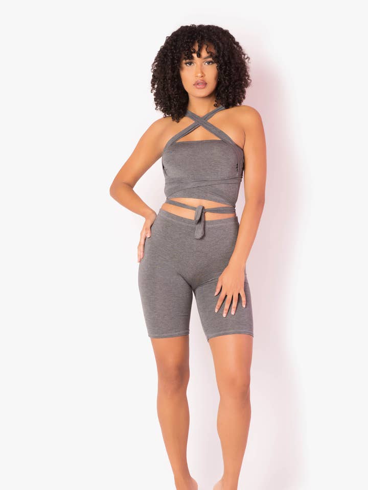 Set crop top in tubo di cotone grigio con cinturino in cravatta per la vendita all'ingrosso da parte di Playsuit Apparel