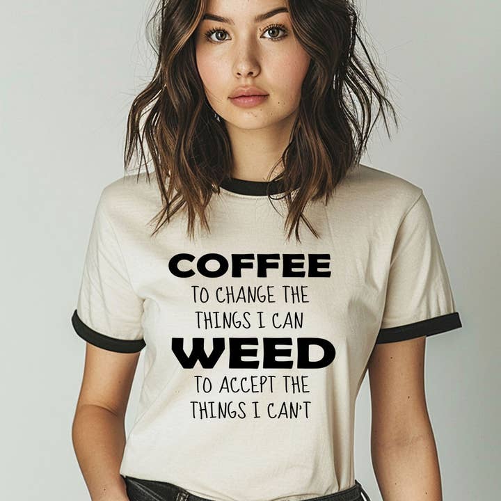 T-shirt à bordures contrastées avec affirmation positive café & cannabis pour la vente par House Of Rodan