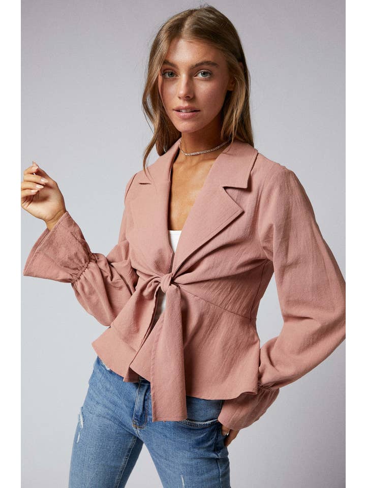 Cerule - Wholesale Jas - Dames - J009-A07 Peplum-jas met ruches en lange mouwen en strikvoorkant2