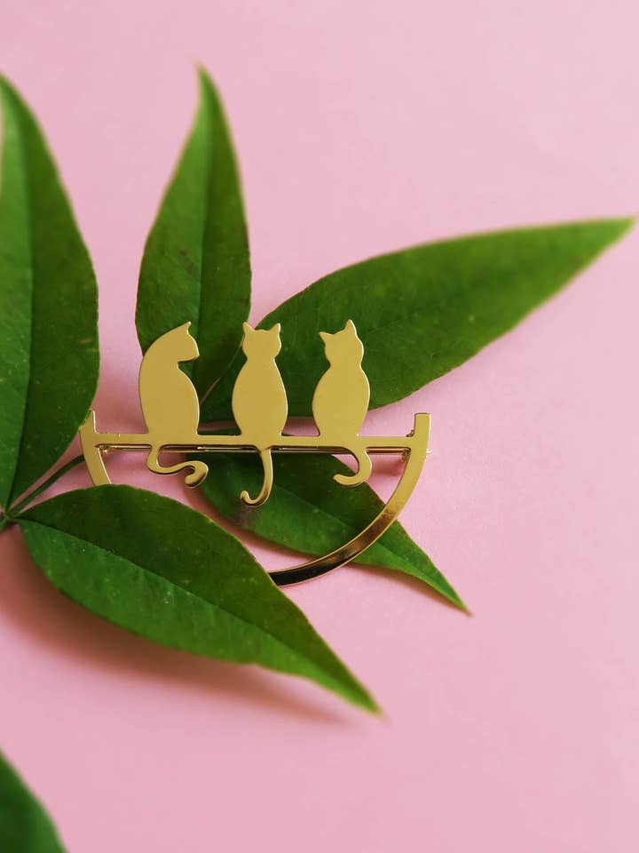 Gold or silver perched cat brooch for wholesale by Hirondelle Bijoux