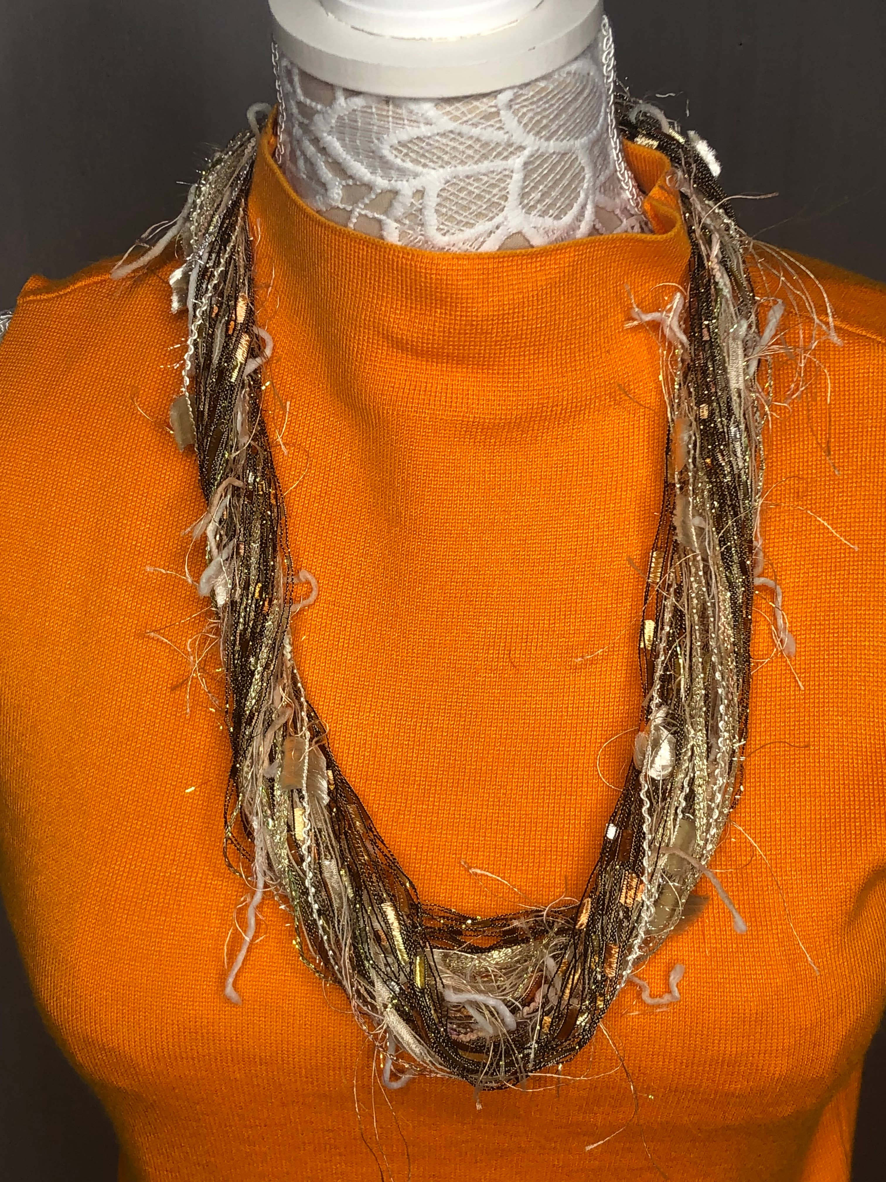 Scarves of Westwood - Wholesale Sjaal - Dames - LaPetite-sjaal in perziken en crème - ambachtelijk gemaakt1