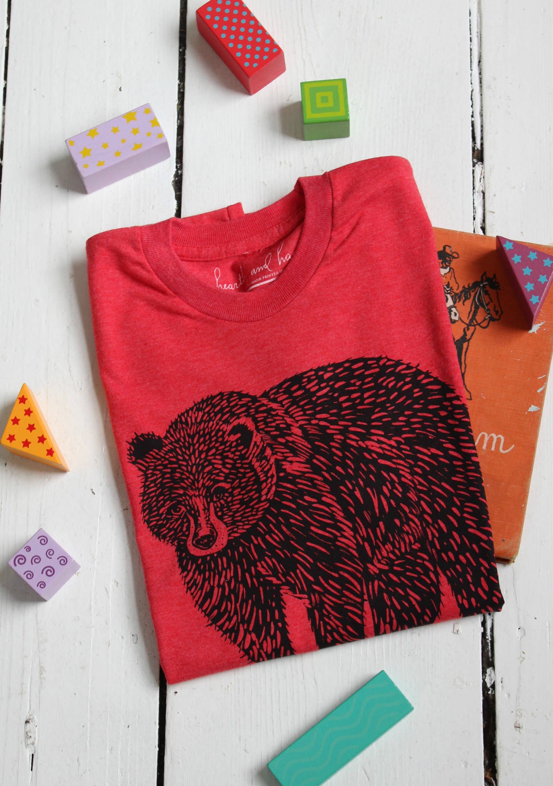 Hearth and Harrow - Vente T-shirt sérigraphié – enfant - T-shirt en forme d'ours biologique pour enfant en rouge - Matières douces recyclées1