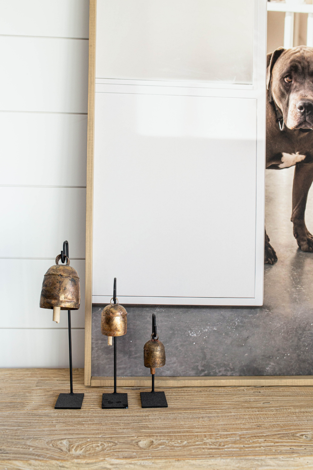 Luxe B Co – Objeto de mesa decorativo por atacado – Conjunto Vintage de Suportes para Sino de Ferro para Estilizar Prateleiras9