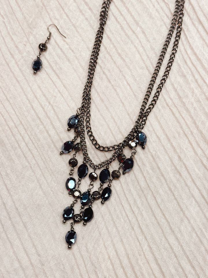 Halskædesæt med krystal i kanonmetal og hæmatit for engroshandel hos Juniper Wish