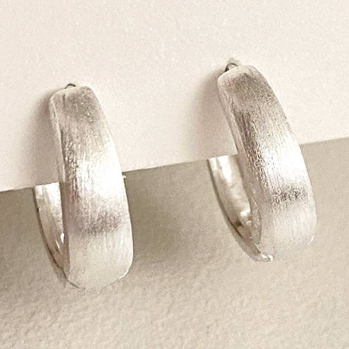 Mat sølv chunky ovale huggie hoop øreringe for engroshandel hos Cult Mystique