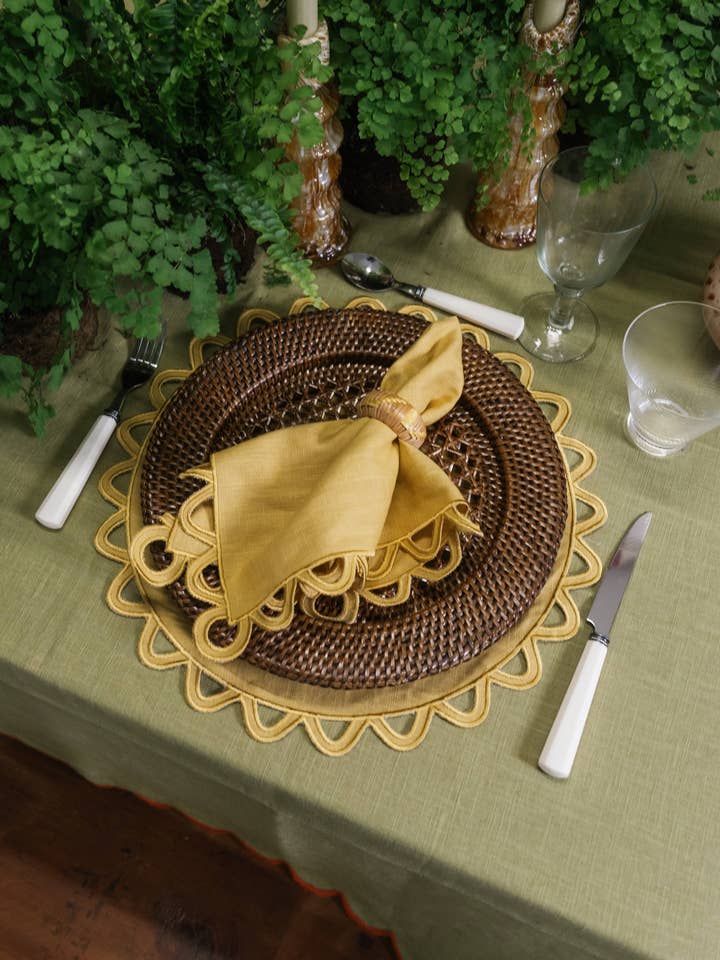 Set de table Halo, jaune avec jaune pour la vente par Mariaida Home