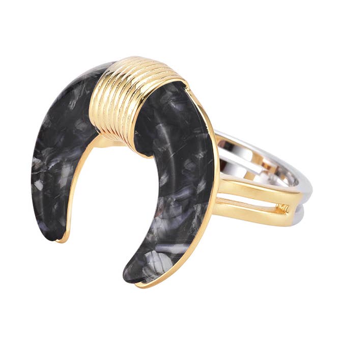 Goldener Silberring in Hornform aus schwarzem Acetat für den Großhandel von ORUS BIJOUX